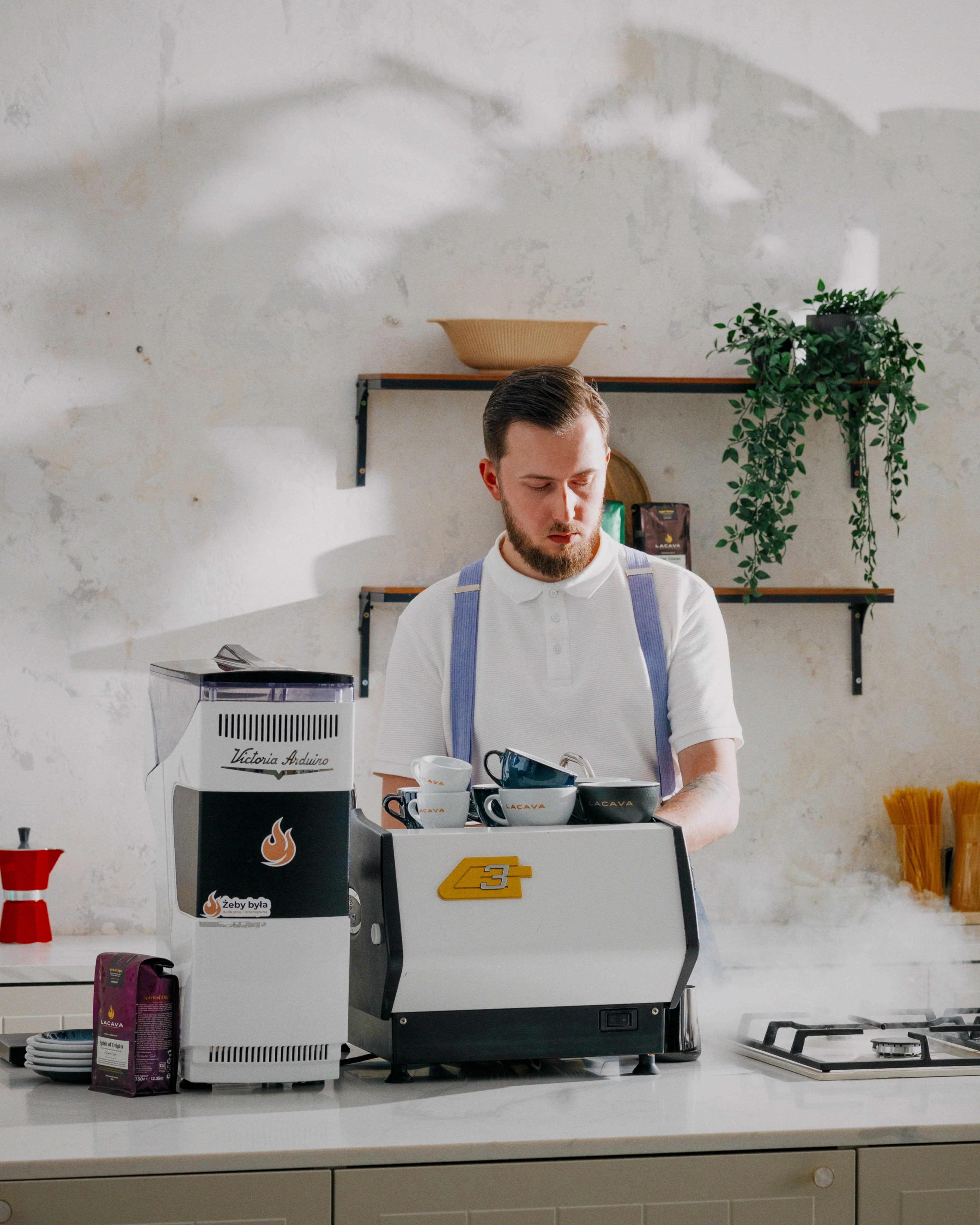 Latte – nie tylko mleko z kawą. Historia, technika i tajemnice popularnej kawy