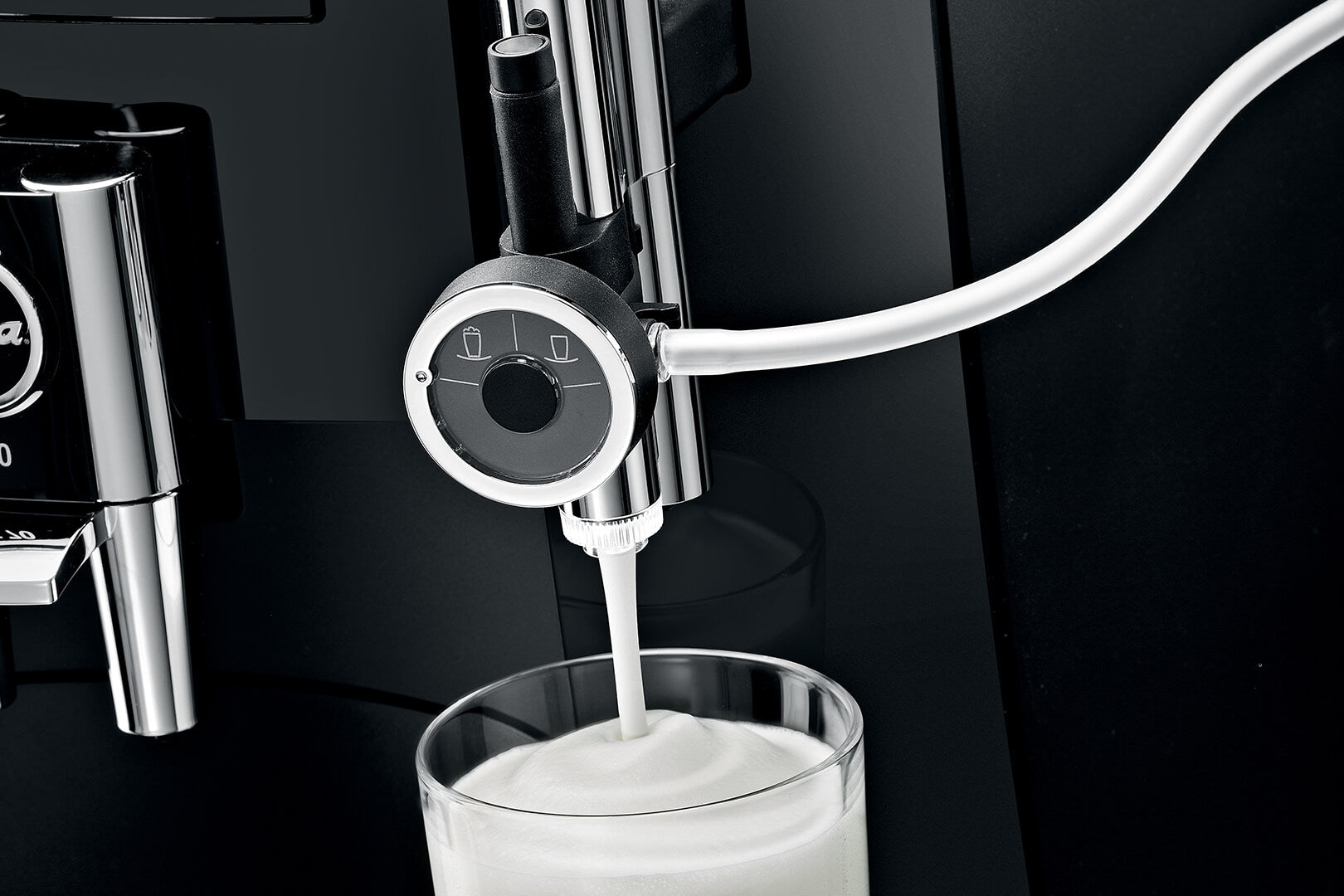 Professional nozzle for frothing milk